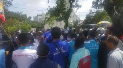 Ratusan Buruh Datangi Kantor Gubernur Sumut Tuntut Upah Layak