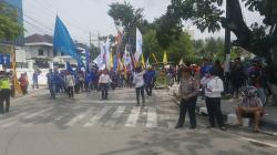 Ratusan Buruh Geruduk Kantor Gubernur Sumut Tuntut Upah Layak
