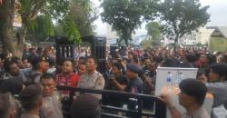 Jelang Pembacaan Putusan, Pendukung JR-Ance Padati Kantor Bawaslu