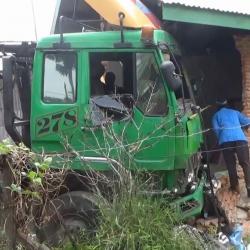 Truk Kontainer Tabrak Rumah Warga di Langkat, 2 Terluka