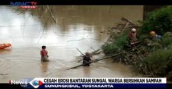 Warga Gunungkidul Bersihkan Pinggiran Sungai Oya Pascabanjir