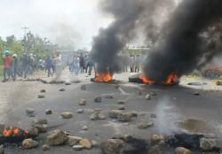 Setahun Penuh Honor Tak Kunjung Cair, Guru Blokade Kantor Dewan