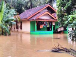 Tanggul Sungai Serang Jebol, Dua kelurahan di Kecamatan Wates Terendam