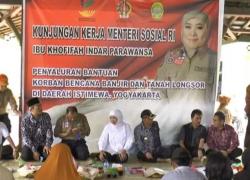 Mensos Khofifah Beri Santunan ke Korban Bencana Kulonprogo