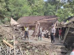 Kisah Pilu Keluarga Korban Selamat Longsor Kulonprogo