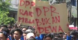 Ribuan Mahasiswa di Yogya Blokade Jalan Malioboro Tolak Revisi UU MD3