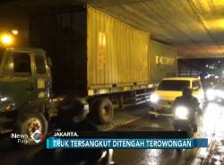 Paksa Masuk, Truk Kontainer Tersangkut di Underpass Lebak Bulus