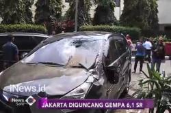 Gempa, Mobil Hitam Rusak Tertimpa Plafon Gedung KKP