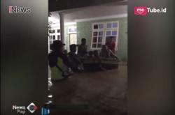 Saat Banjir, Polisi Selamatkan Balita dan Nenek
