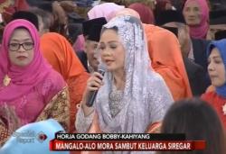 Ibunda Bobby Beri Sambutan Prosesi Mangalo-alo Mora