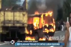 Minibus Tabrak Truk, 1 Orang Tewas Terpanggang dalam Mobil