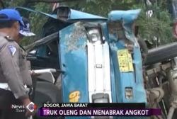 Truk Oleng Tabrak Angkot Berpenumpang Enam Orang