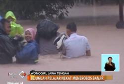 Akses Terendam Banjir, Pelajar Gunakan Perahu Karet ke Sekolah