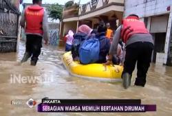 Digenangi Banjir, Warga Dievakuasi Gunakan Perahu Karet