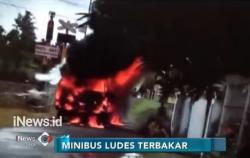 Bawa Bahan Bakar, Minibus Terbakar Hebat di Perkampungan Penduduk
