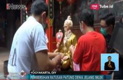 Jelang Imlek, Warga Tionghoa Bersihkan Patung Dewa-Dewi
