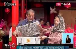 Sambut Imlek, Warga Tionghoa Lepas Burung di Vihara Dharma Bakti