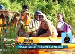 Banjir, Siswa dan Guru di Kudus Berangkat Gunakan Perahu Karet