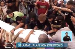 Tangisan Musikus Iringi Pemakaman Yon Koeswoyo