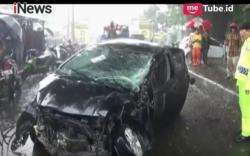 Hujan Deras, Sedan Ringsek Ditabrak Kereta Barang