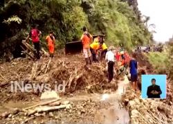 Tertimbun Longsor, Akses Jalan 4 Desa Terputus