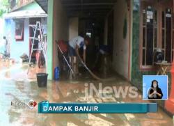 Banjir Surut, Warga Tuban Gotong Royong Bersihkan Lumpur