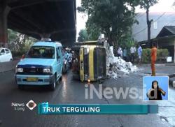Hantam Jalan Berlubang, Truk Bermuatan Batako Terguling