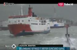 Dihantam Ombak 5 Meter, Dua Truk di Kapal Terguling