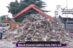 Banjir Hasilkan 40 Truk Sampah di Jakarta