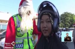 Rayakan Natal, Santa Claus Bagikan Helm ke Pengendara Motor