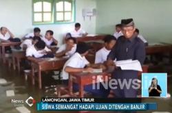 Sekolah Terendam Banjir, Siswa UTS di Tengah Genangan Air
