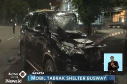 Mobil Fortuner Hancurkan Halte Transjakarta