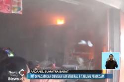 Kebakaran Toko Kosmetik Dipadamkan dengan Air Mineral Kemasan Gelas
