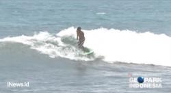 Mengintip Pantai Cimaja, Lokasi Terbaik untuk Berselancar