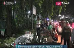 Warga Bagikan Makanan kepada Pencari Suaka di Kalideres