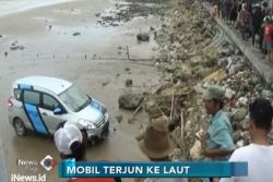 Lepas Kendali, Mobil Terjun ke Laut