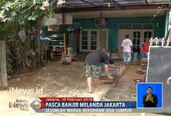 Berangsur Surut, Warga Mulai Bersihkan Sampah Sisa Banjir