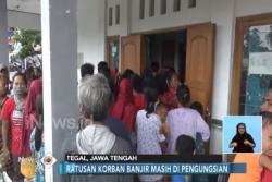 Korban Banjir di Tegal Desak-Desakan Demi Nasi Bungkus dan Popok