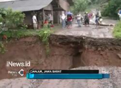 Diterjang Luapan Sungai, Jembatan Penghubung Putus di Cianjur