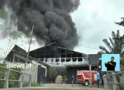 Dilalap Si Jago Merah, Pabrik Plastik Hangus Terbakar