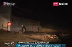 Rusak Parah, Warga Juluki Jalan Lintas Batu Sumatera Jalur Neraka