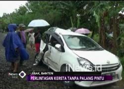 Mobil Terserat Kereta 300 Meter di Pintu Perlintasan Banten