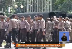 VIDEO: Personel Gabungan TNI dan Satpol PP Bersiaga di Balai Kota