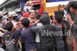 Mahasiswa di Makassar Tolak UU MD3, Demo Diwarnai Adu Jotos