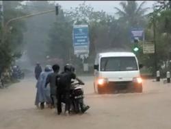 Pengendara Motor di Sidoarjo Diminta Tak Nekad Terobos Banjir