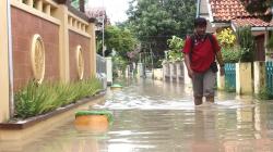 Meski Dikepung Banjir, Warga Pilih Bertahan di Rumah<