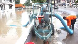 Pompa Air dan Mobil Damkar Dikerahkan Sedot Banjir di Kantor Bupati<