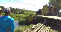 Ditabrak saat Ganti Ban, 2 Truk di Kulonprogo Terperosok ke Sungai 