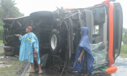 Sopir Ugal-Ugalan, Bus Sumber Selamat Terguling di Ring Road Madiun