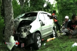 Mobil Rombongan Santri Tabrak Pohon Jati, 9 Luka-luka